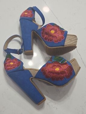 Blue Floral Embroidered Platform Heels for Women Sz6 Gentle Used Looks Like New
